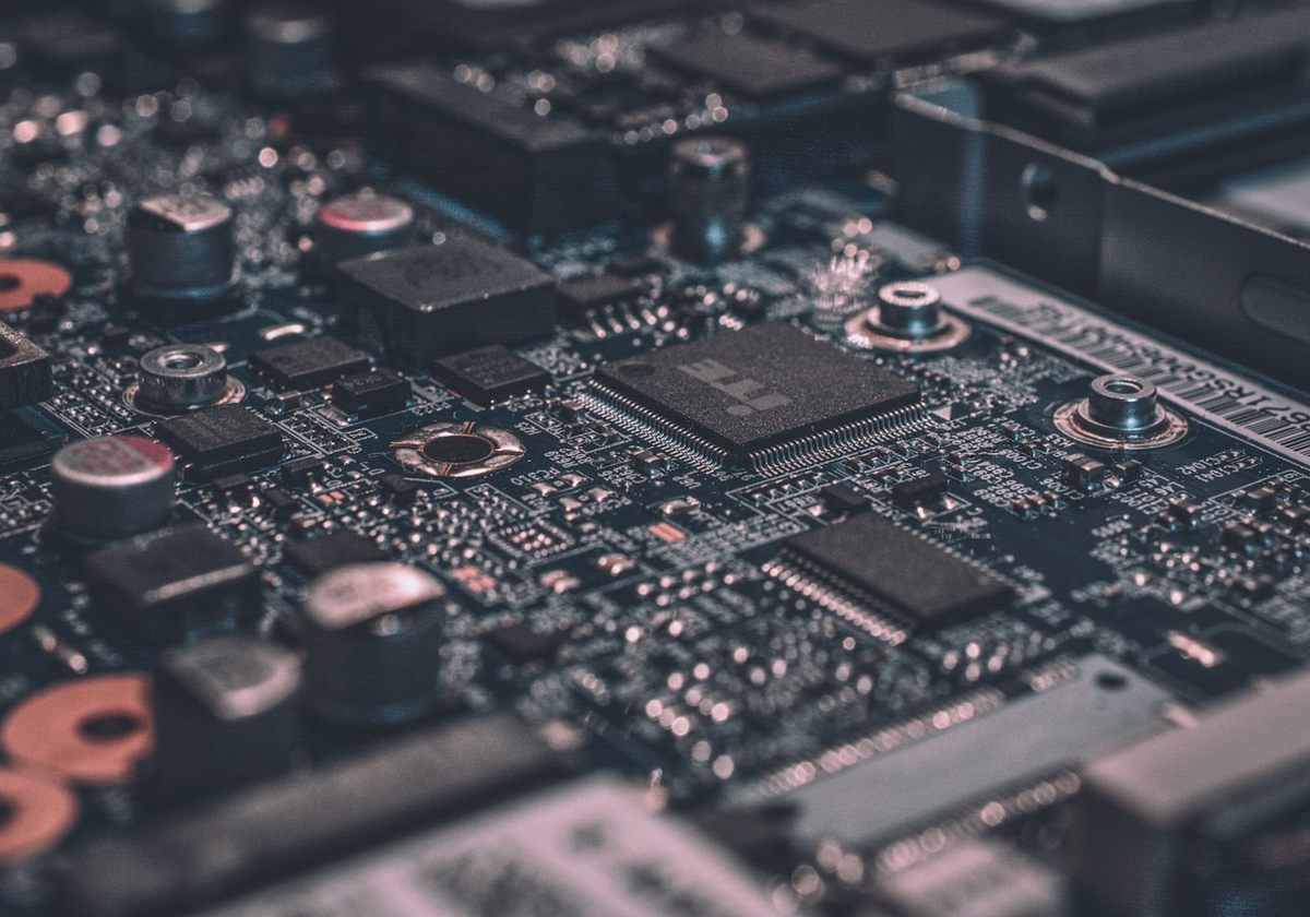 Une carte de circuit imprimé peuplée avec ses composants en place