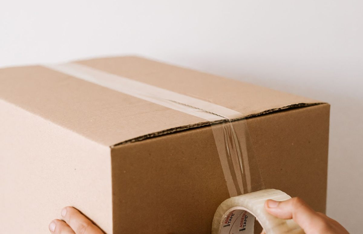 Un carton scellé avant expédition