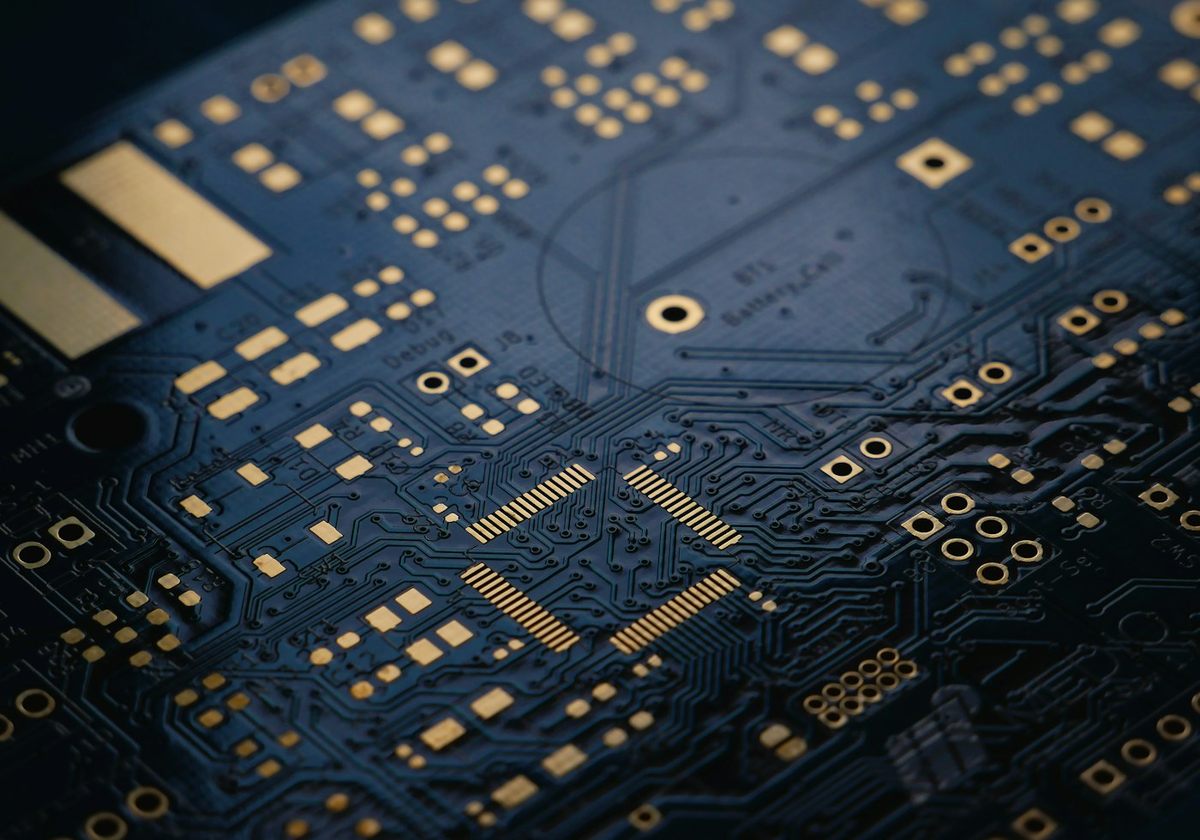 Traces et pads sur une carte de circuits imprimés